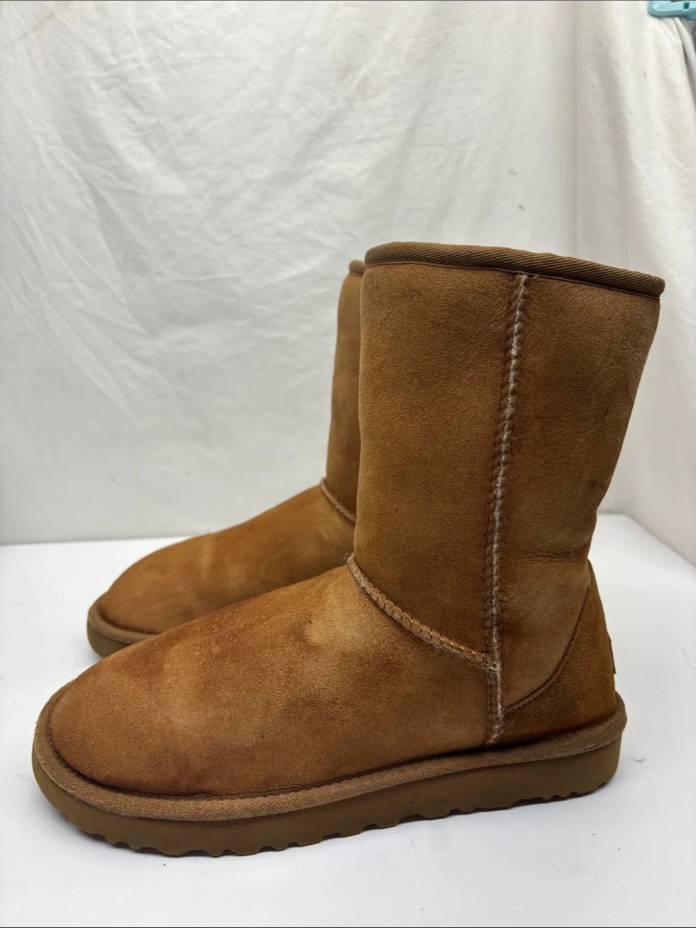 UGG Classic Short Boots, women’s size 8, box 76